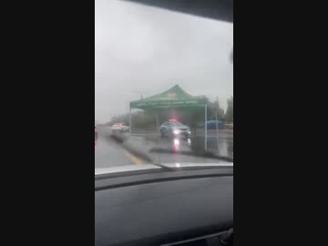 ホモと見る強風で動き出したテント