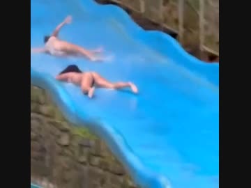 女たちvsウォータースライダー