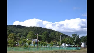 空が青く雲が真っ白な倶知安の景色