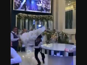 ホモと見るめちゃくちゃになったウエディングケーキ