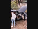 ホモと見る車の中を水洗いする女