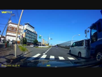 ホモと見る救急車に道を譲ったらダンプにカマ掘られたミニバン