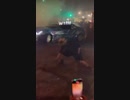 ホモと見る落としたスマホを拾って車に轢かれかける男