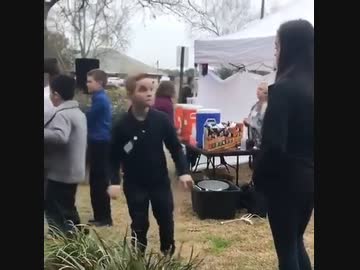 ホモと見る女子にダンスバトルを仕掛ける少年