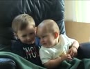 チャーリーはまた私の指を噛んだ！(English: Charlie bit my finger, again!)