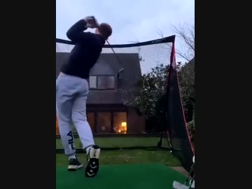 ホモと見る庭でするゴルフの練習