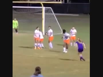 ホモと見るフリーキックで相手選手２人に顔面シュートを打つ女