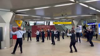 ホモと見る浦和駅に謎の踊りをする駅員集団