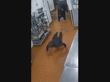 ホモと見る熊に殴られて5メートルくらい吹っ飛ぶ男