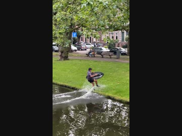 ホモと見る橋を使わずに川の対岸に渡る男性