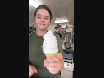 ホモと見るソフトクリームを投擲する女性