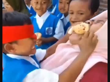 ホモと見る母親の口にパンを詰め込む少年