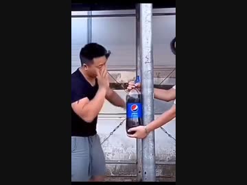 ホモと見るペプシを蹴ろうとする男性