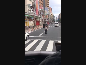 ホモと見る道路の真ん中に立ってるオッサン