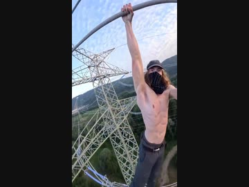 ホモと見る鉄塔に登る男
