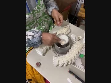 ホモと見るバドミントンのシャトルを微調整する職人