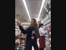 ホモと見る日本のコンビニで楽しくTikTok撮影する外国人美女
