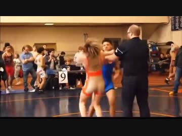 ホモと見る試合に負けた後で相手に一撃食らわせるレスラー