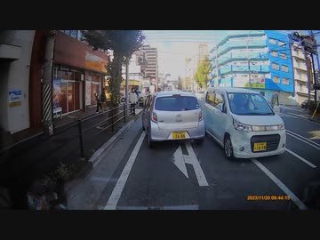 ホモと見る事故っても前に進もうとする高齢者ドライバー