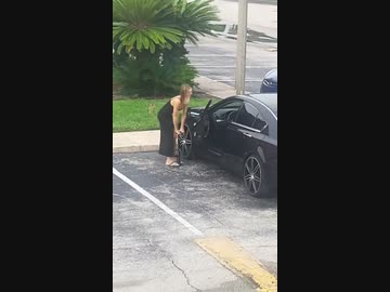 ホモと見る自転車の空気入れで車のタイヤに空気を入れようとする女