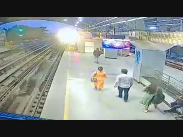 ホモと見る好みだった女に突然抱きついてしまう弱者男性