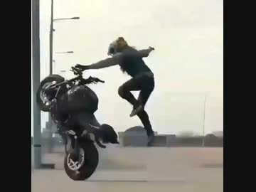 ホモと見る運転中のバイクに逃げられる女