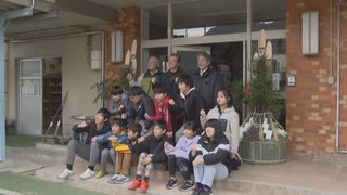 たけのこの名産地「合馬」の小学生が“門松作り”「土のうが重い…」高さ２メートルの門松をつくるのに一苦労