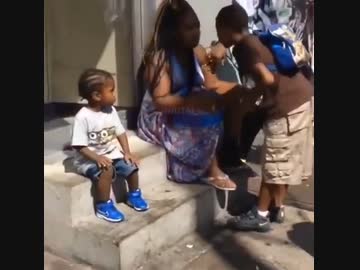 ホモと見る母親の薬物摂取にドン引きする少年