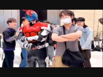 ホモと見る例のアイツのコスプレで大人気になってしまう中国人