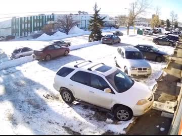 ホモと見る駐車場からなかなか出られない車