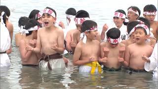 気温５度冬の冷たい海で心身鍛える「寒行」　空手道場の約２００人が参加