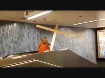 ホモと見る十字架が天井に刺さって抜けなくなるキリスト