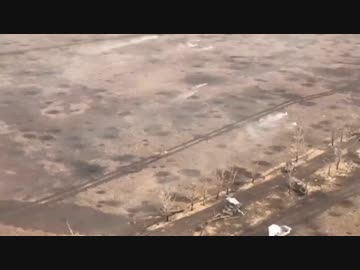 ホモと見る仲間を置き去りにするロシア軍戦闘車両