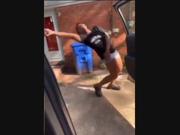 ホモと見るスタンガンの衝撃でマイケル・ジャクソンみたいになった女