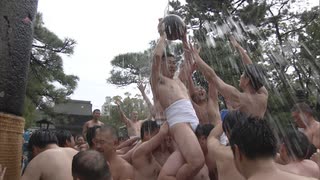 筥崎宮で新春恒例の神事「玉せせり」