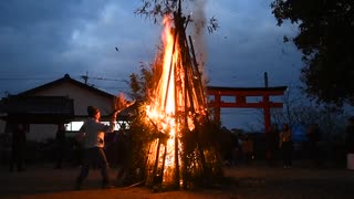 佐賀市久保田町で正月恒例の「鬼火たき」（2024年1月7日）