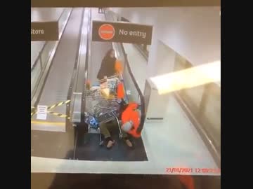 ホモと見るカートと一緒に動く歩道に乗ったジジイとババア