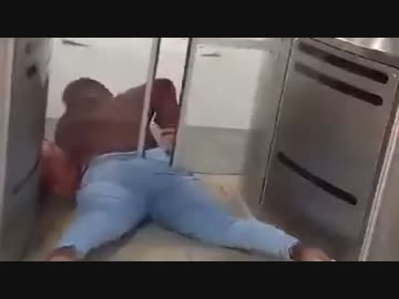 ホモと見る無賃乗車しようとしたらケツが挟まる女