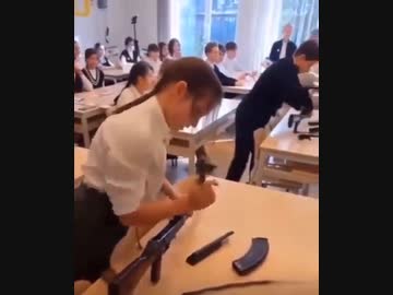 ホモと見る銃の組み立て方を教えるロシアの学校