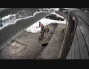 女vs屋根の雪