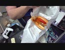 モスバーガーを食べながらファッションやバーガーチェーンについて話す