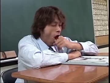 生徒にバレないよう一本満足バーを食べるITI