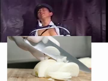 目の前で玉ねぎを切られ涙が止まらないホモコップ