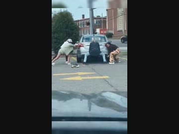 女たちvs動かない車