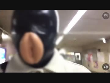 ホモと見るとんでもないマスクを被り電車に乗る不審者