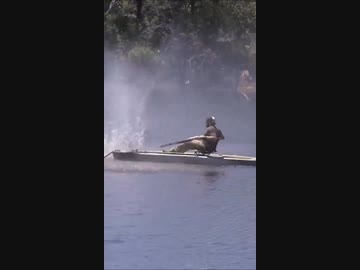 ホモと見るショットガンを撃った反動で進むボート