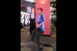 ダンアラで足をグネるおじさん