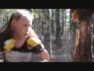 ホモと見るパンチで木を粉砕するメスガキ