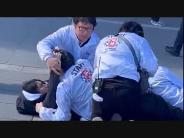 ホモと見るスタッフに確保され大暴れするトレカ転売ヤー