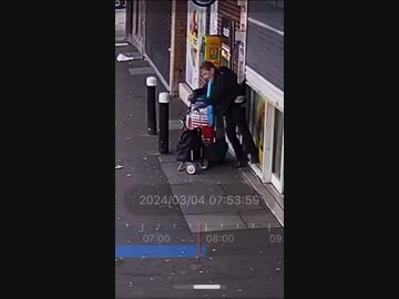 ホモと見るシャッターに巻き込まれて空へ舞い上がるお婆さん